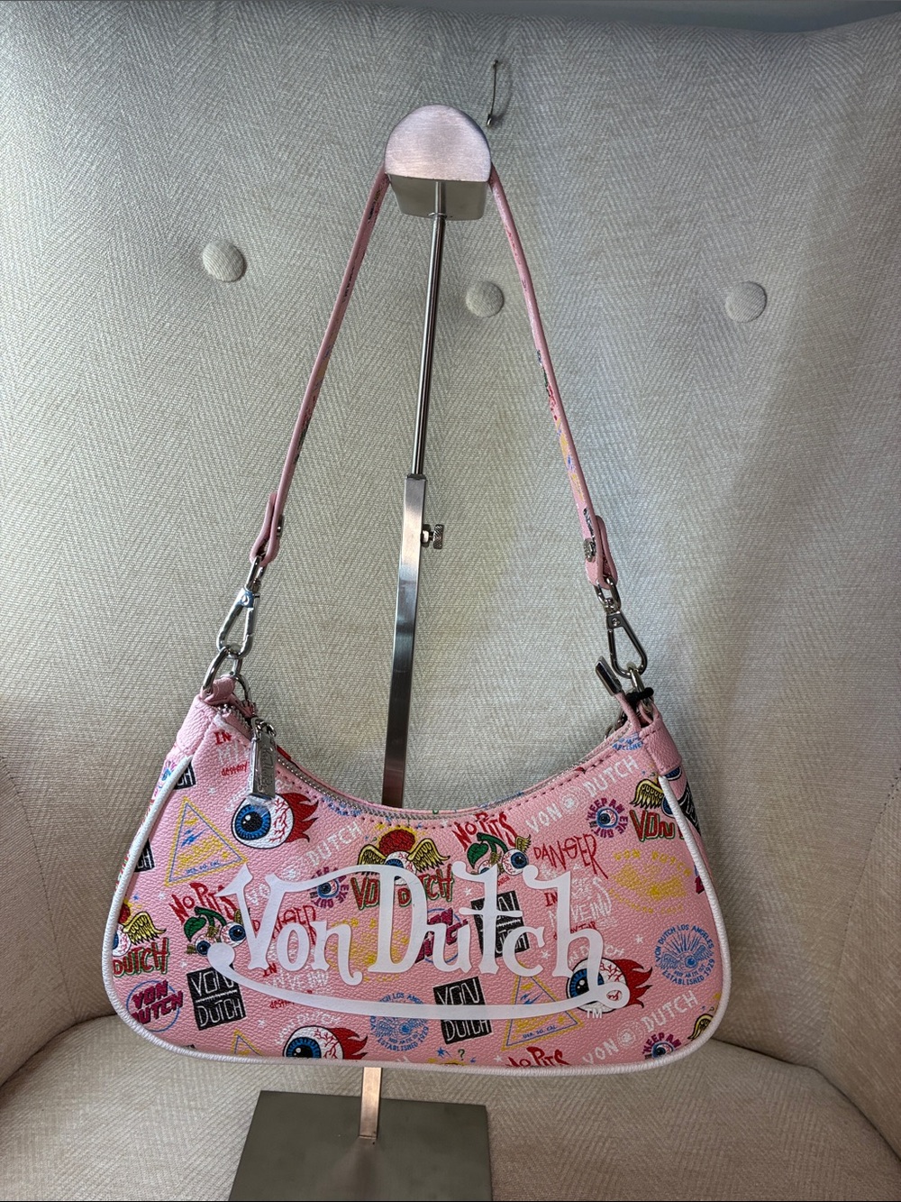 Von Dutch Pink Graphic Logo Shoulder Bag with Chain Detail - Picture 6 of 12